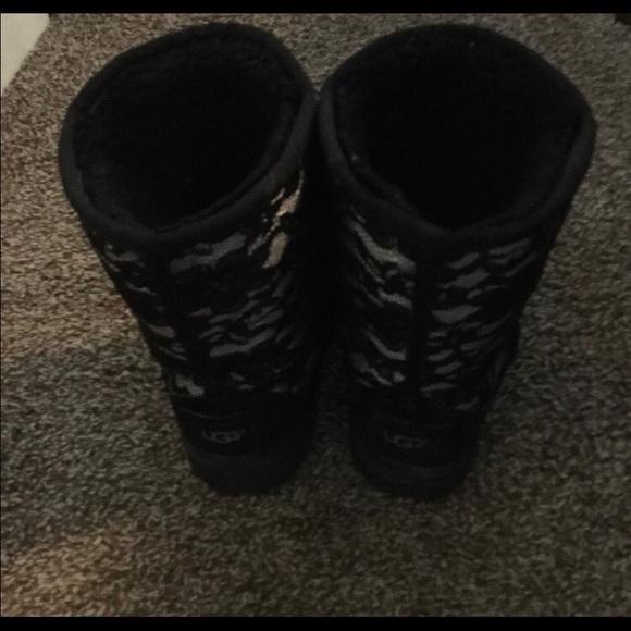 Antoinette Black Flower Unique UGGS - Picture 4 of 4